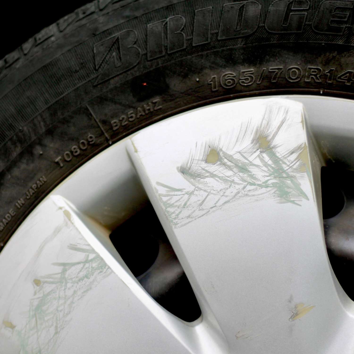 ホイールのキズ直しませんか?大進自動車にお任せ!きれいに直します