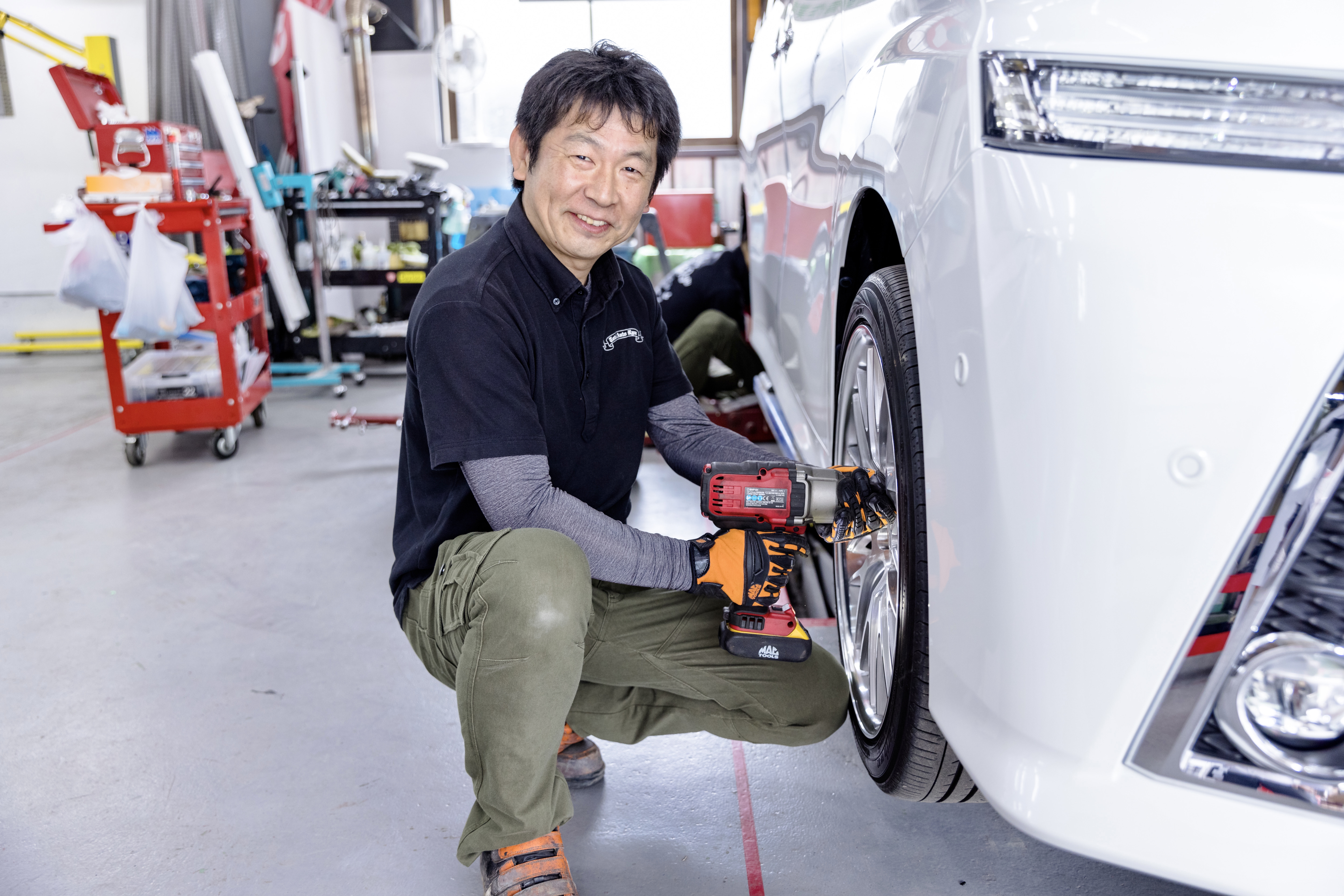 【タイヤ交換】低燃費タイヤ、スポーツタイヤ、SUVタイヤ、スタッドレスタイヤ、商用タイヤ、すべてお任せください!